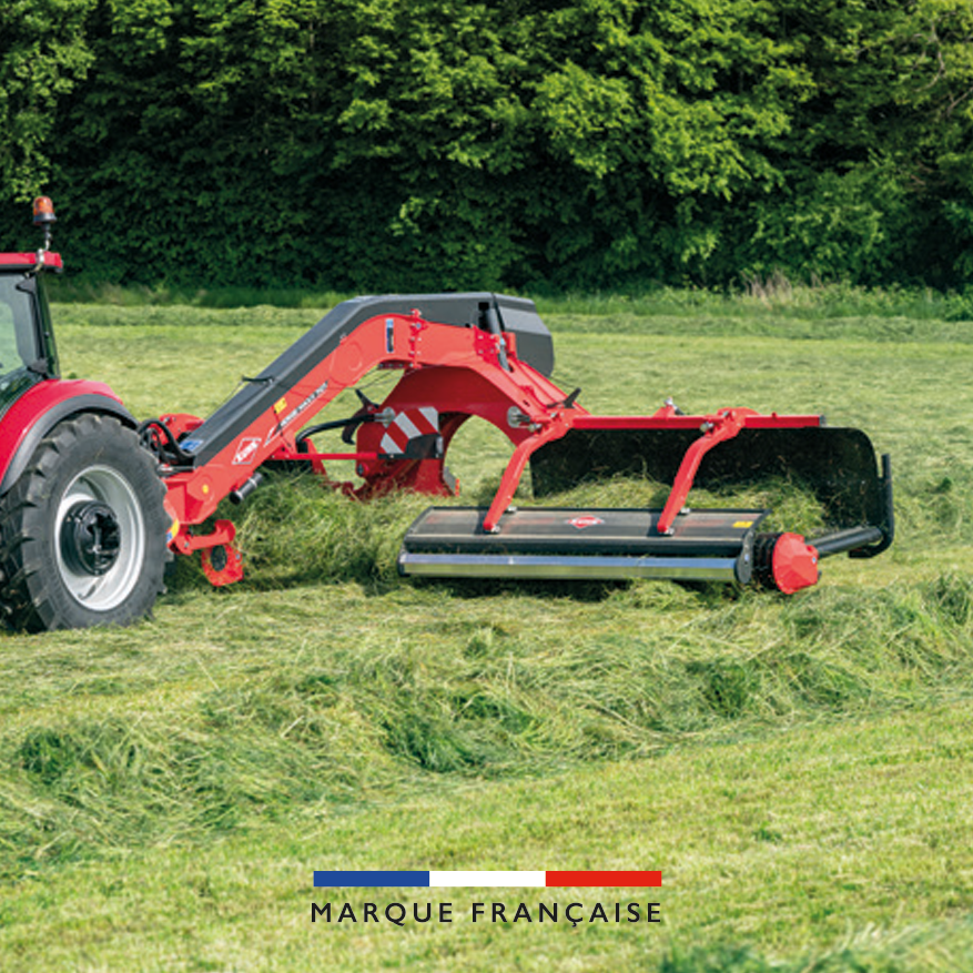 Andaineur à tapis de la marque Kuhn fabricant des andains avec le foin