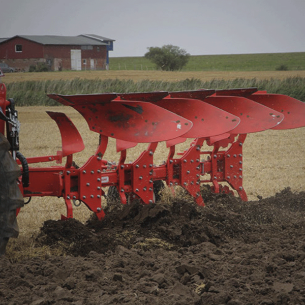 Charrue portée de la marque Maschio Gaspardo à l'arrière d'un tracteur