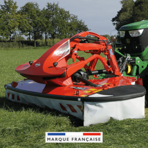 Faucheuse de la marque Kuhn à l'avant d'un tracteur coupant l'herbe