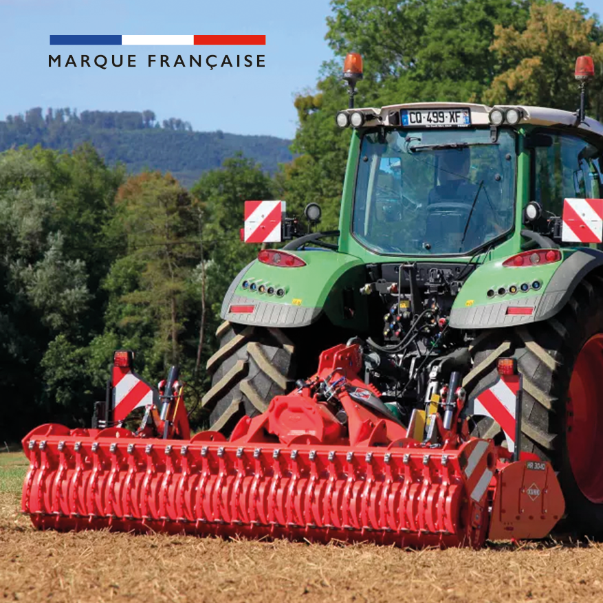 Herse rotative de la marque Kuhn à l'arrière d'un tracteur