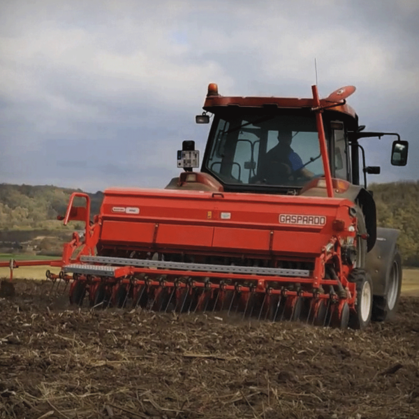 Semoir mécanique Nina de la marque Maschio Gaspardo à l'arrière d'un tracteur