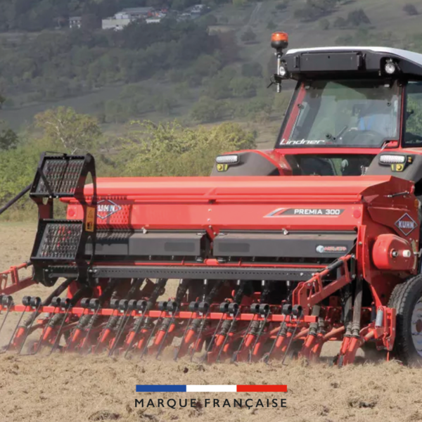 Semoir mécanique de la marque Kuhn travaillant dans un champs à l'arrière d'un tracteur